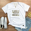 Camiseta Feminina Branca O Amor é o Presente Dourado