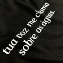 Camiseta Feminina Preta Tua Voz Me Chama Sobre As Águas