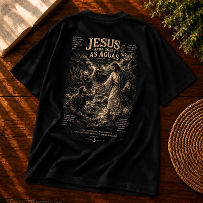Camiseta Oversized Preta Jesus Anda Sobre as Águas — Costas