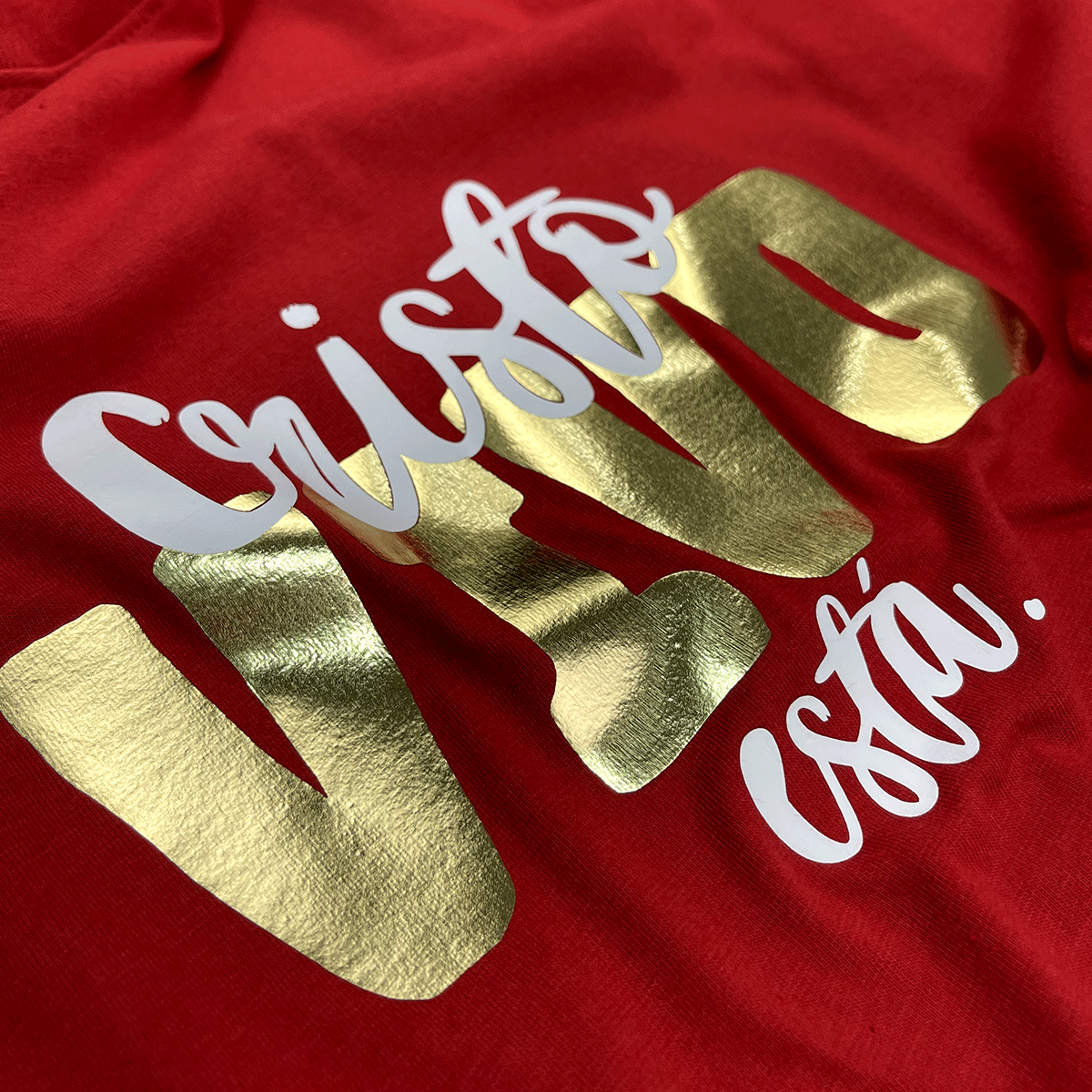 Camiseta Masculina Vermelha Cristo Vivo Está