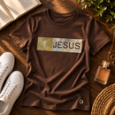 Camiseta feminina marrom com aplique cruz e JESUS em glitter dourado, vista flat