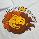 T-Shirt Infantil Branca Leão Jesus Ele Vive Ele Reina