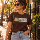 Camiseta feminina marrom aplique JESUS glitter em contexto de rua
