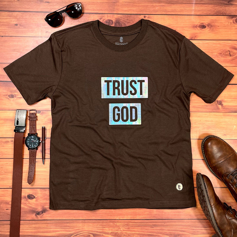 Camiseta Masculina Marrom Trust God Holográfico