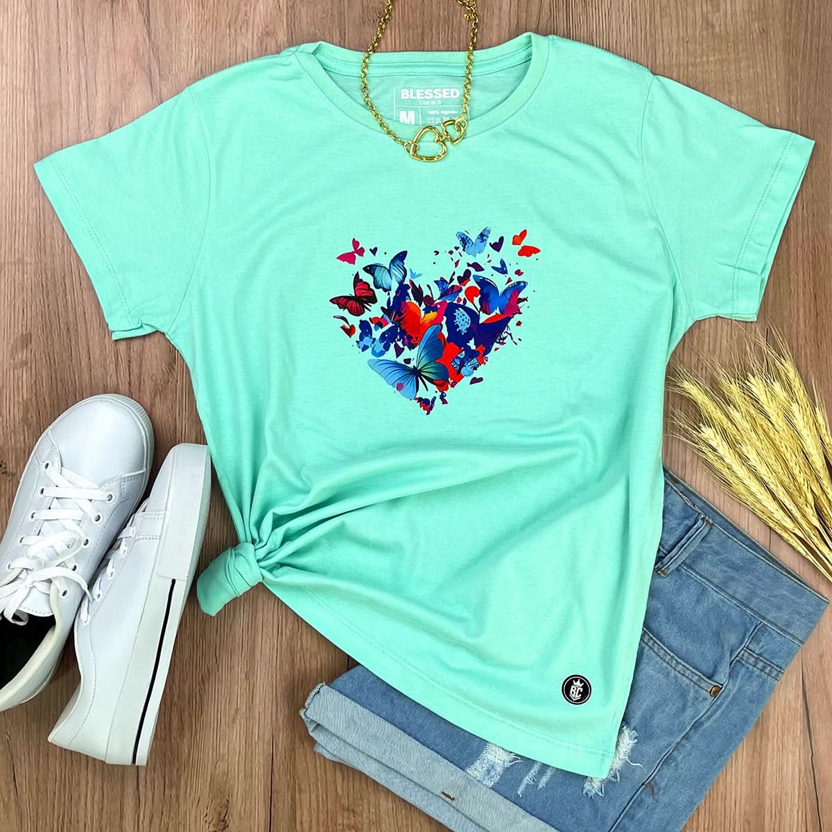 Camiseta Feminina Verde Menta Coração Borboletas