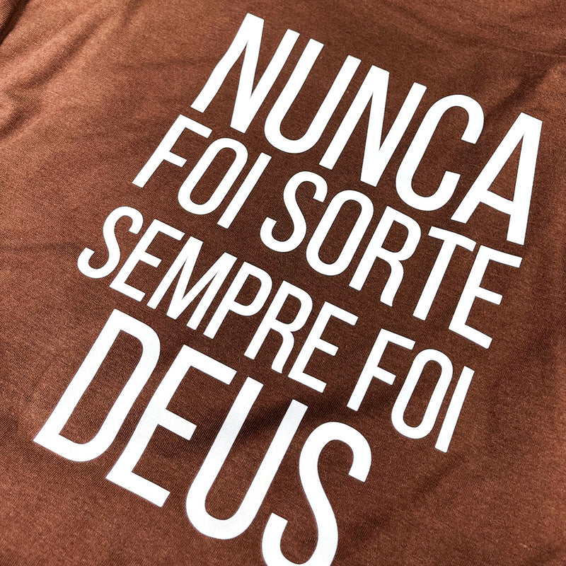 Camiseta Masculina Marrom Nunca Foi Sorte Sempre Foi Deus.