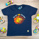 T-Shirt Infantil Azul Leão Jesus Ele Vive Ele Reina