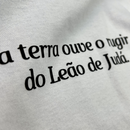 Camiseta Feminina Branca A Terra Ouve O Rugir Do Leão De Judá