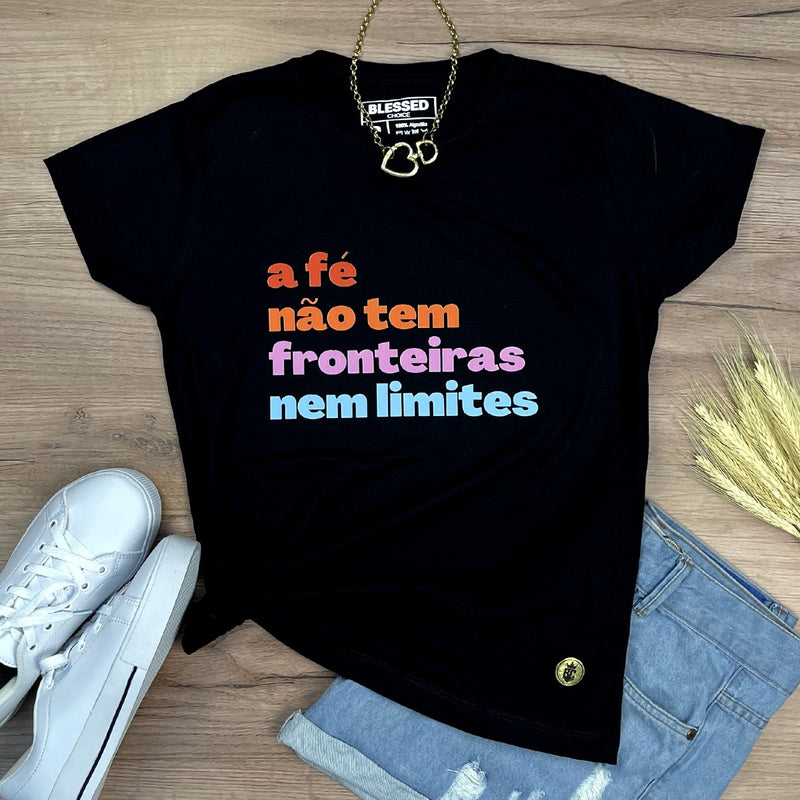 Camiseta Feminina Preta A fé não tem fronteiras nem limites