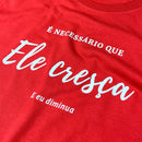Camiseta Feminina Vermelha É Necessário Que Ele Cresça E Eu Diminua