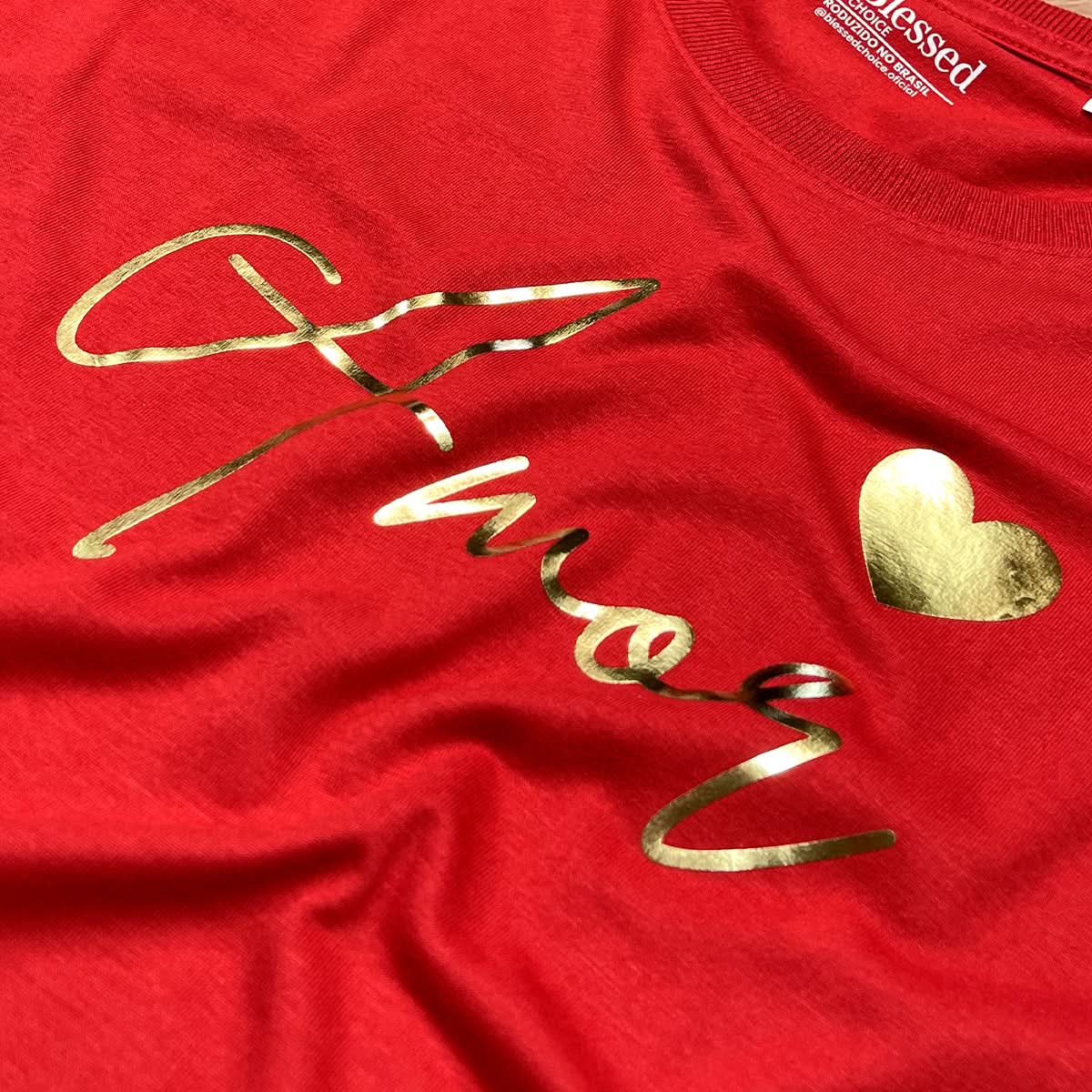 T-Shirt Infantil Vermelha Amor Coração Dourado