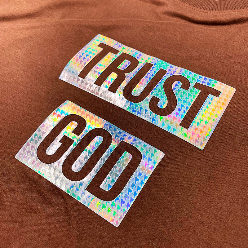 Camiseta Masculina Marrom Trust God Holográfico