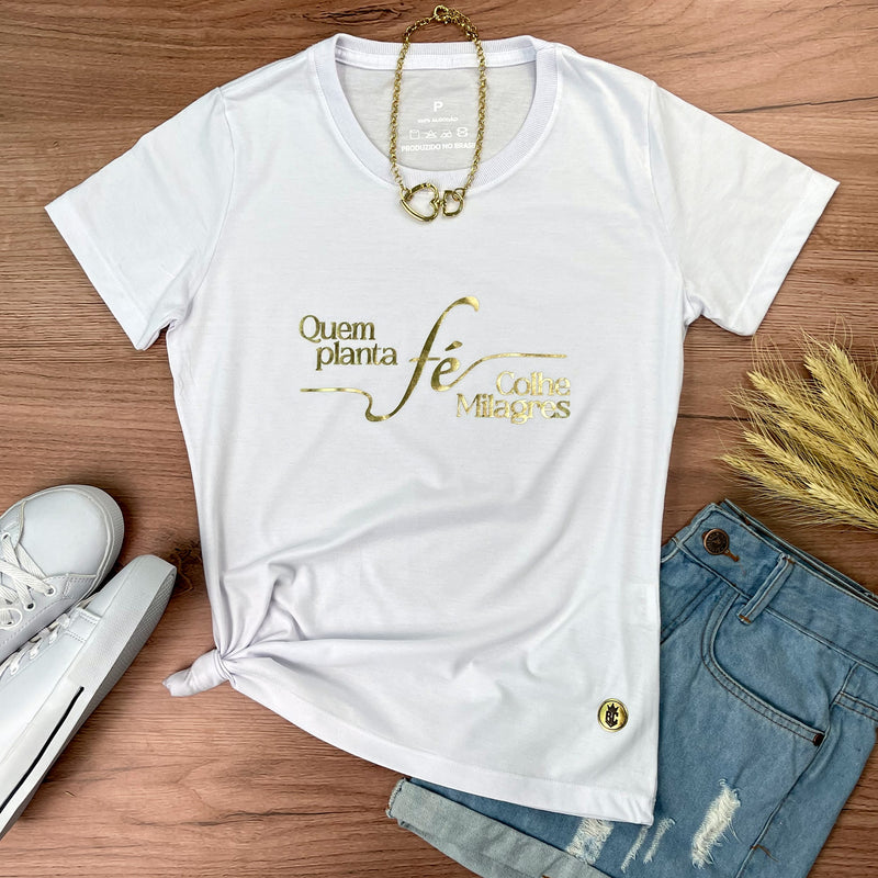 Camiseta Feminina Branca Quem Planta Fé Dourado