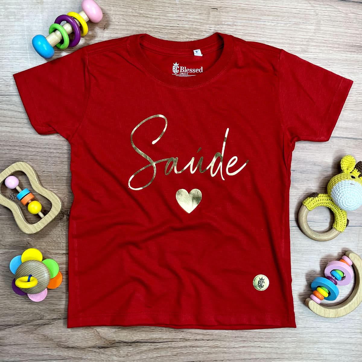 T-Shirt Infantil Vermelha Saúde Coração Dourado