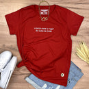 Camiseta Feminina Vermelha A Terra Ouve O Rugir Do Leão De Judá