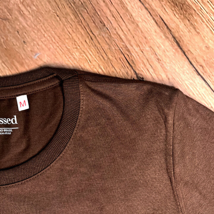 Camiseta Feminina Marrom Ele Vive Em Nós