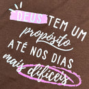Camiseta Feminina Marrom Deus Tem Um Propósito Até Nos Dias Mais Difíceis