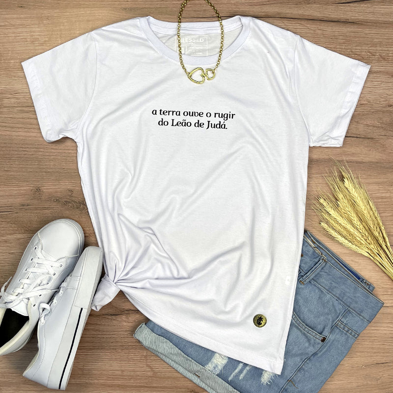 Camiseta Feminina Branca A Terra Ouve O Rugir Do Leão De Judá