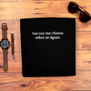 Camiseta Masculina Preta Tua Voz Me Chama Sobre As Águas