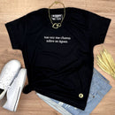 Camiseta Feminina Preta Tua Voz Me Chama Sobre As Águas