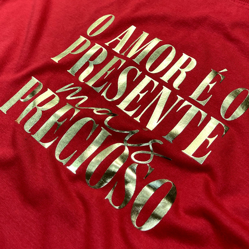 Camiseta Feminina Vermelha O Amor é o Presente Dourado