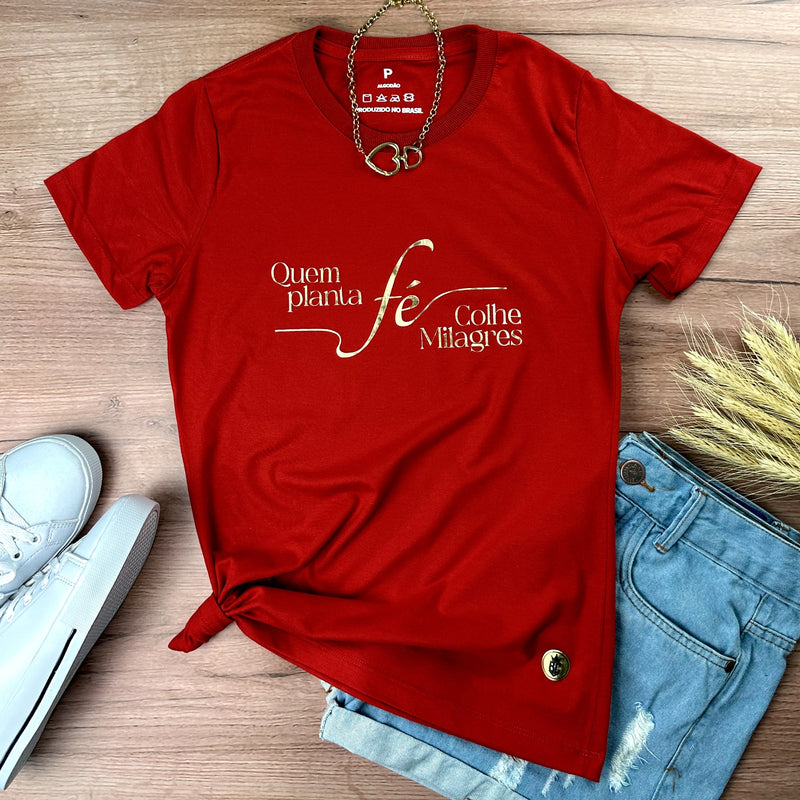 Camiseta Feminina Vermelha Quem Planta Fé Dourado