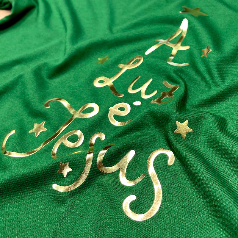 Camiseta Masculina Verde A Luz é Jesus Dourado