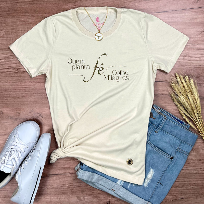 Camiseta Feminina Off White Quem Planta Fé Colhe Milagres