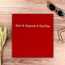 Camiseta Feminina Vermelha Ore Espere Confie Dourado