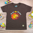T-Shirt Infantil Marrom Leão Jesus Ele Vive Ele Reina