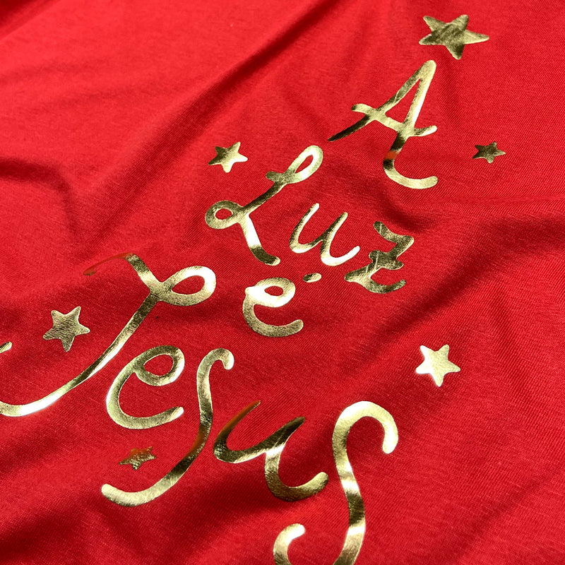 Camiseta Feminina Vermelha A Luz é Jesus Dourado