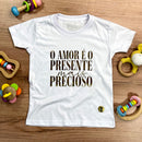 T-Shirt Infantil Branca O Amor é o Presente Dourado