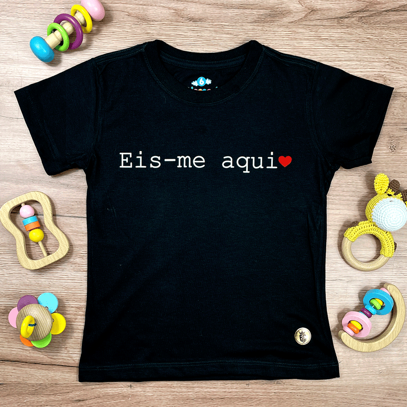 T-Shirt Infantil Preta Eis-me Aqui