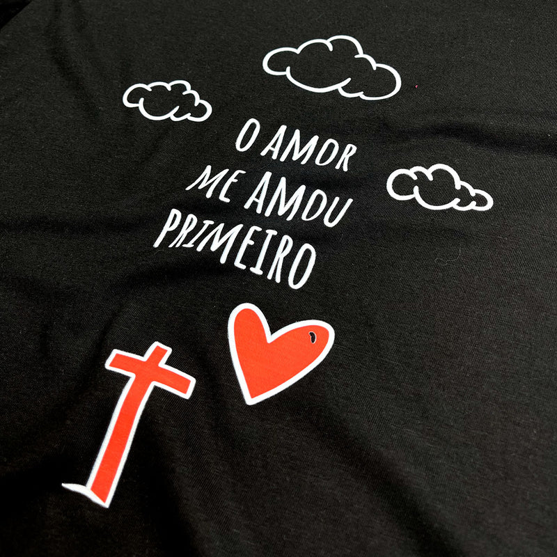 Camiseta Feminina Preta Desenho O Amor Me Amou