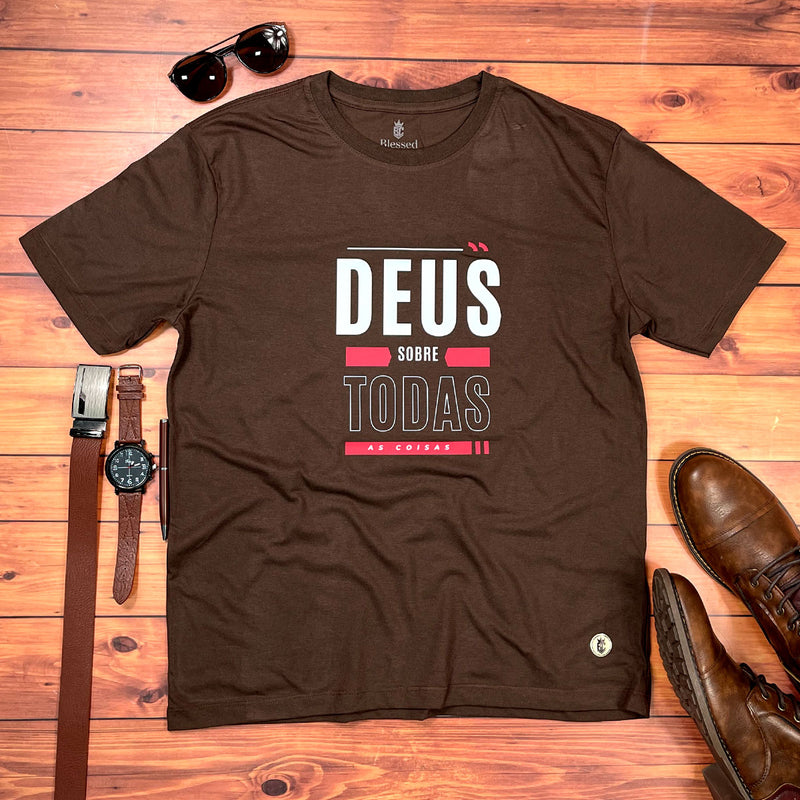 Camiseta Masculina Marrom Deus Sobre Todas As Coisas