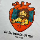 T-Shirt Infantil Branca Ele Faz Morada Em Mim!