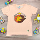 T-Shirt Infantil Salmão Leão Jesus Ele Vive Ele Reina