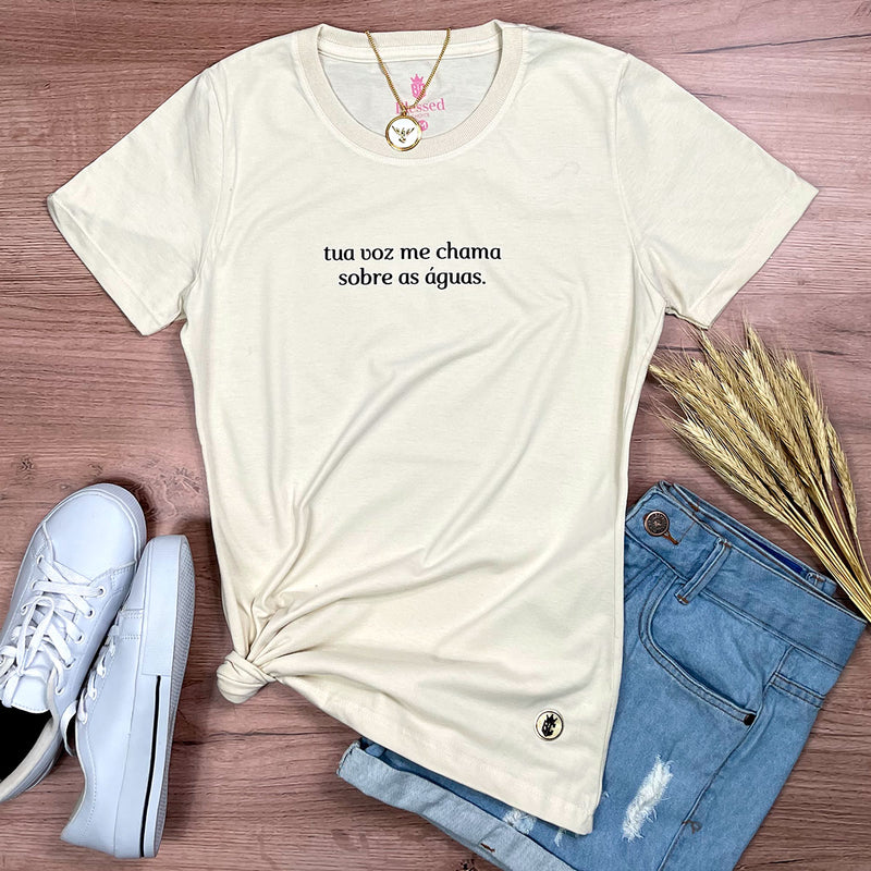 Camiseta Feminina Off White Tua Voz Me Chama Sobre As Águas