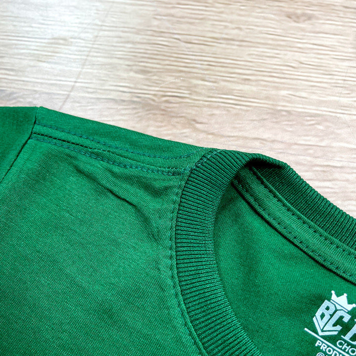 T-Shirt Infantil Verde A Luz é Jesus Dourado