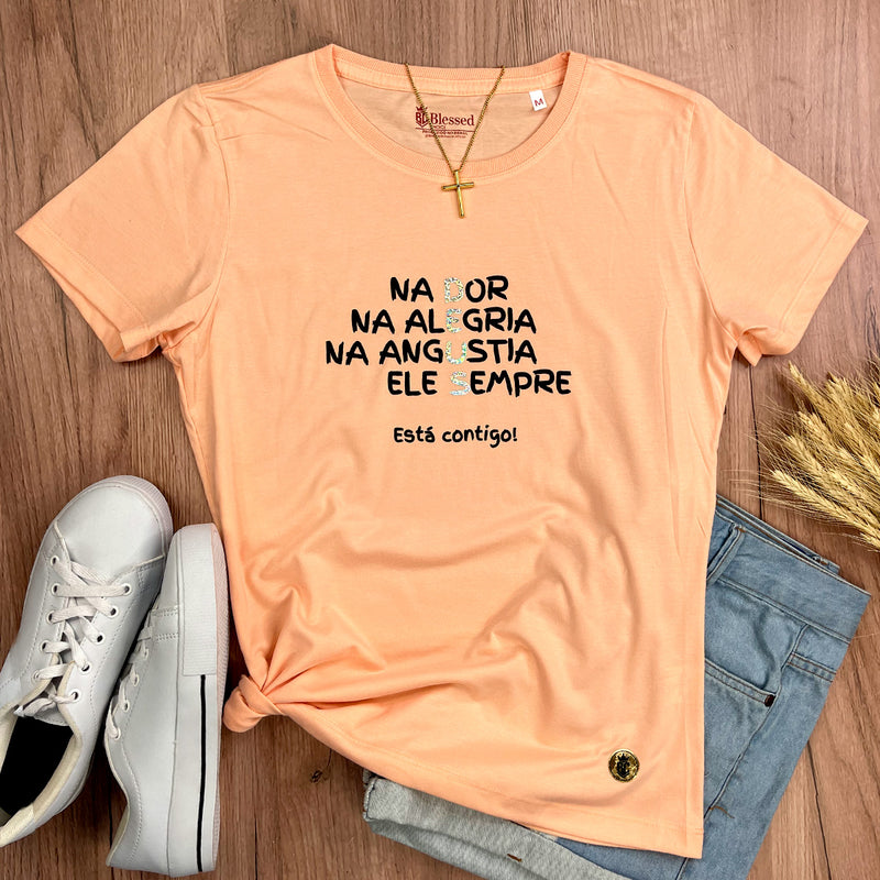 Camiseta Feminina Salmão Na Dor Na Alegria Na Angustia Ele Sempre Está Contigo