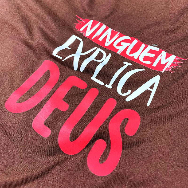 Camiseta Masculina Marrom Ninguém Explica Deus