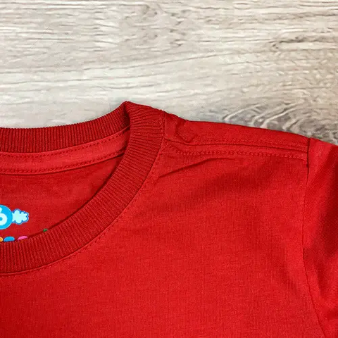 T-Shirt Infantil Vermelha Saúde Coração Dourado