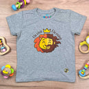T-Shirt Infantil Cinza Leão Jesus Ele Vive Ele Reina