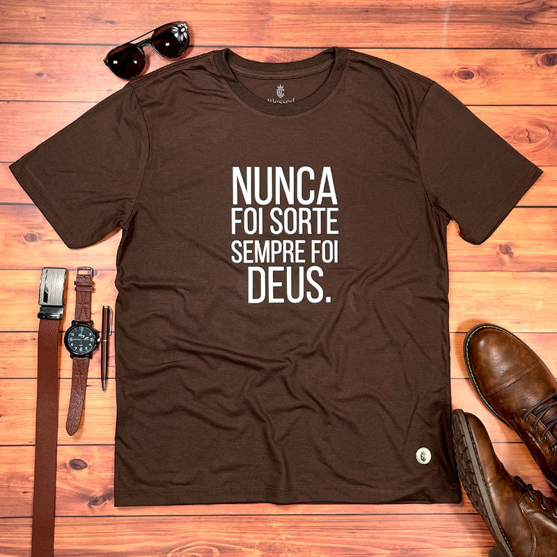 Camiseta Masculina Marrom Nunca Foi Sorte Sempre Foi Deus.