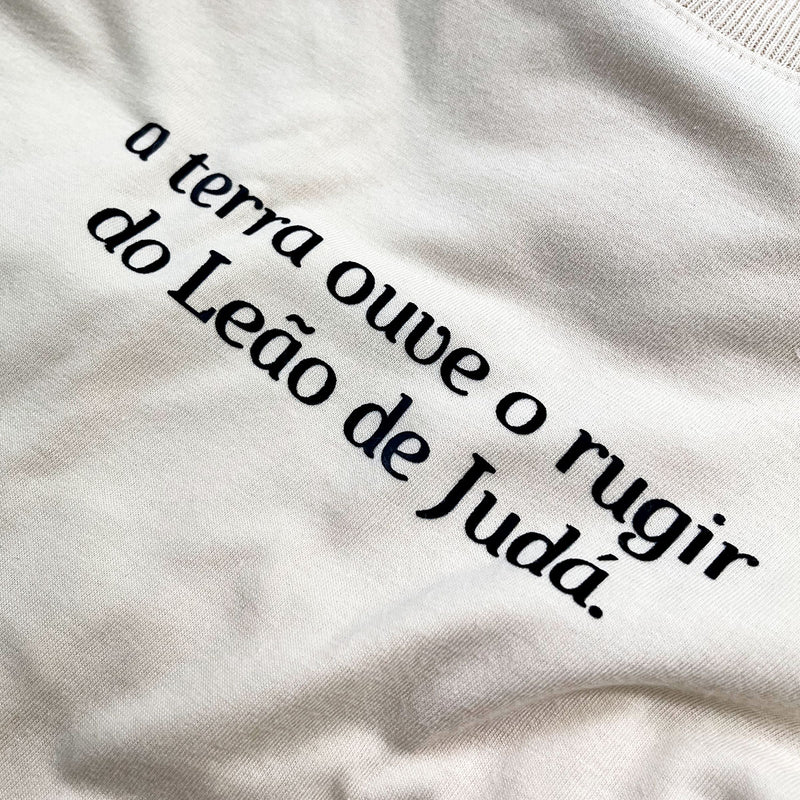 Camiseta Feminina Off White A Terra Ouve O Rugir Do Leão De Judá