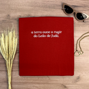 Camiseta Feminina Vermelha A Terra Ouve O Rugir Do Leão De Judá