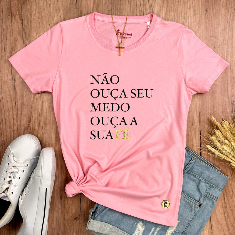 Camiseta Feminina Rosa Não Ouça Seu Medo Ouça A Sua Fé