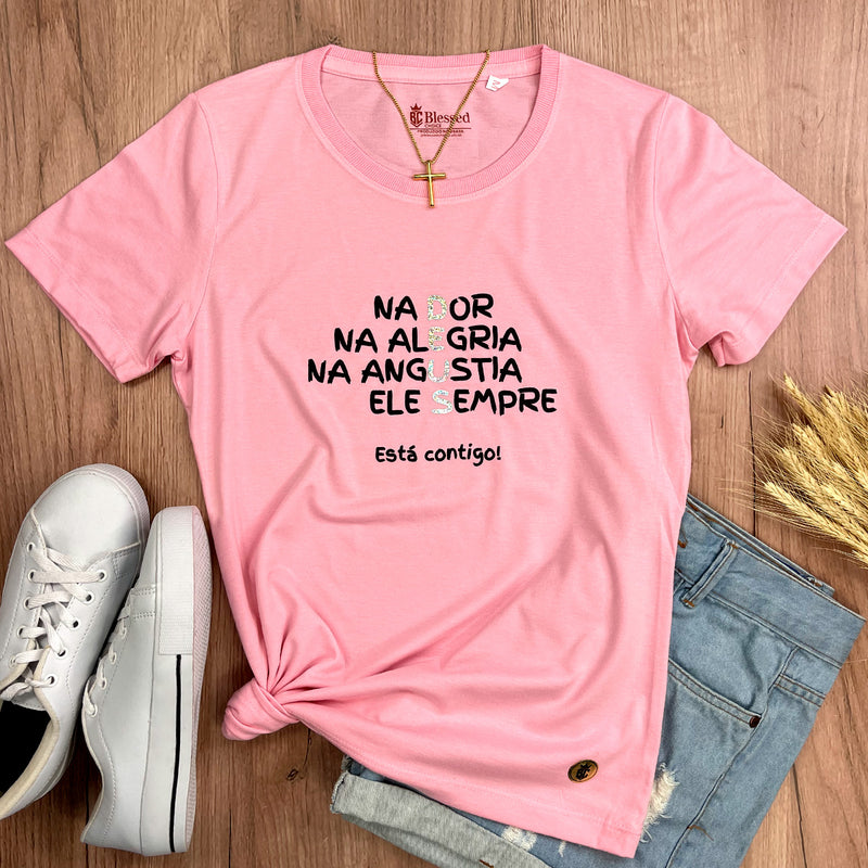 Camiseta Feminina Rosa Na Dor Na Alegria Na Angustia Ele Sempre Está Contigo