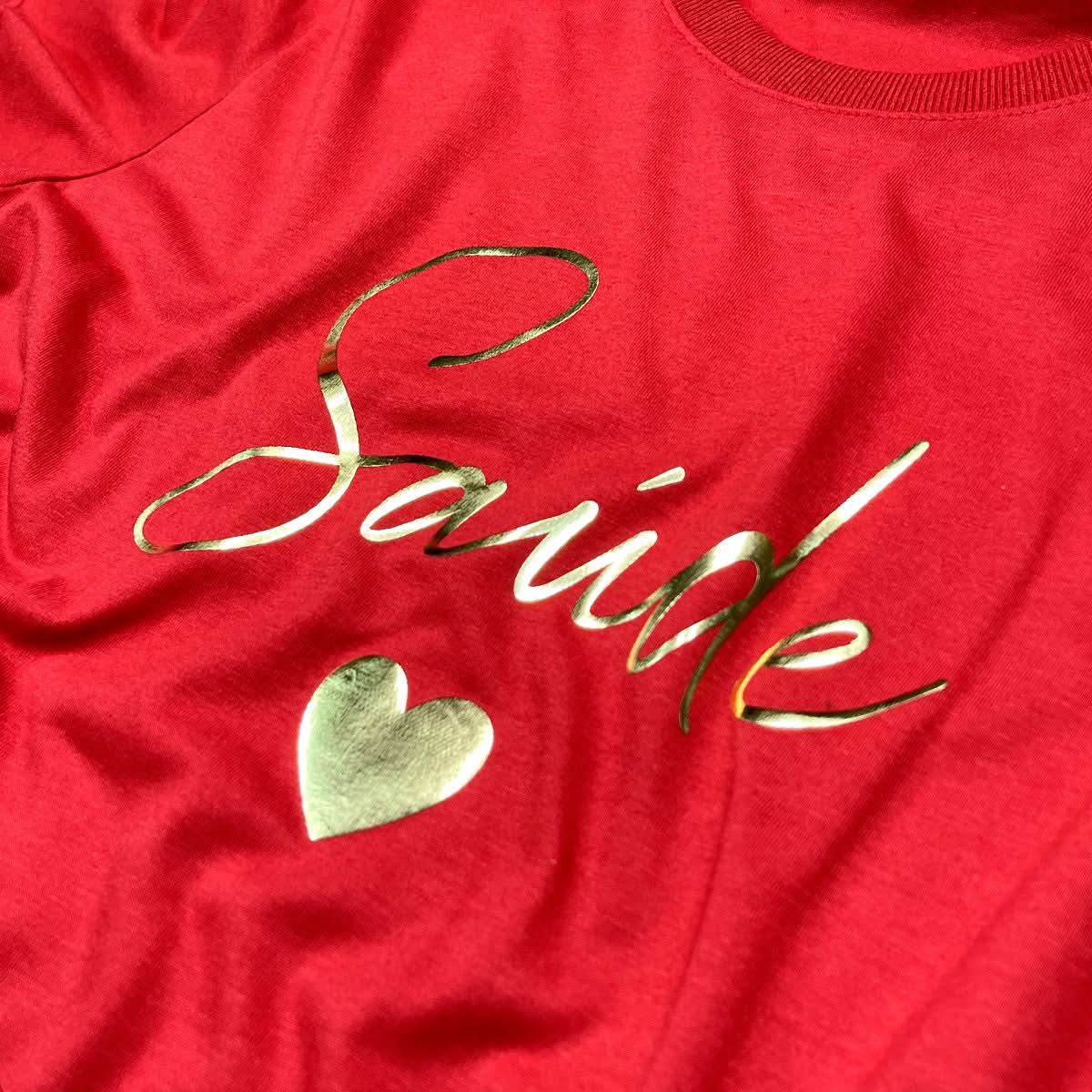 T-Shirt Infantil Vermelha Saúde Coração Dourado