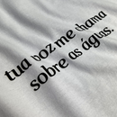 Camiseta Feminina Branca Tua Voz Me Chama Sobre As Águas